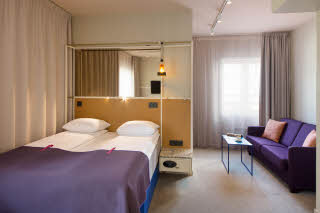 Foto: Tord-Erik Andresen
Hotellfoto.no
+47 988 26 280
tord@fotofoto.no
Bed and sofa in room Family Standard